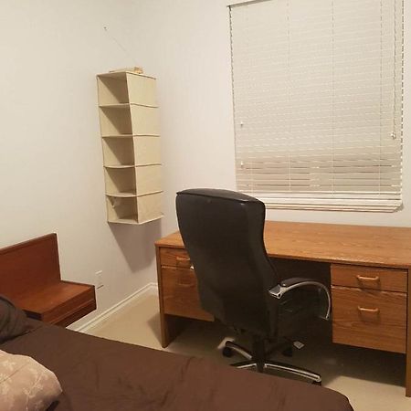 Berkshire Homestay Coquitlam Bagian luar foto