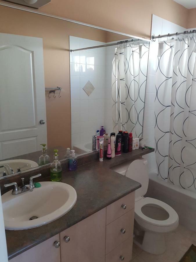 Berkshire Homestay Coquitlam Bagian luar foto